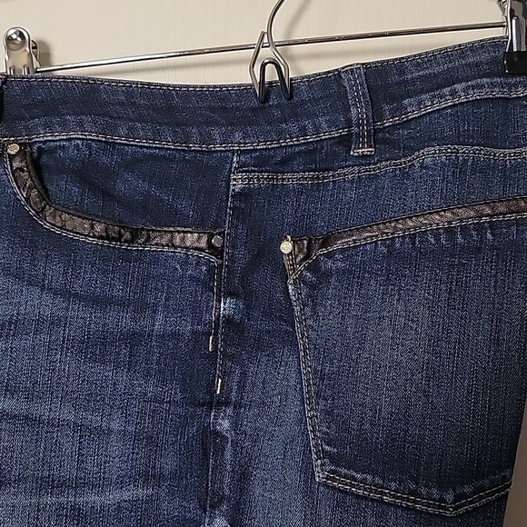 Jeans with faux leather ate front and back pockets. - Picture 4 of 7